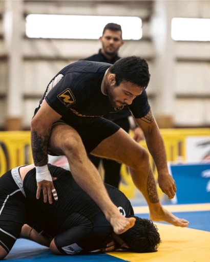 Instructor Davi Cabral grappling in a no-gi match