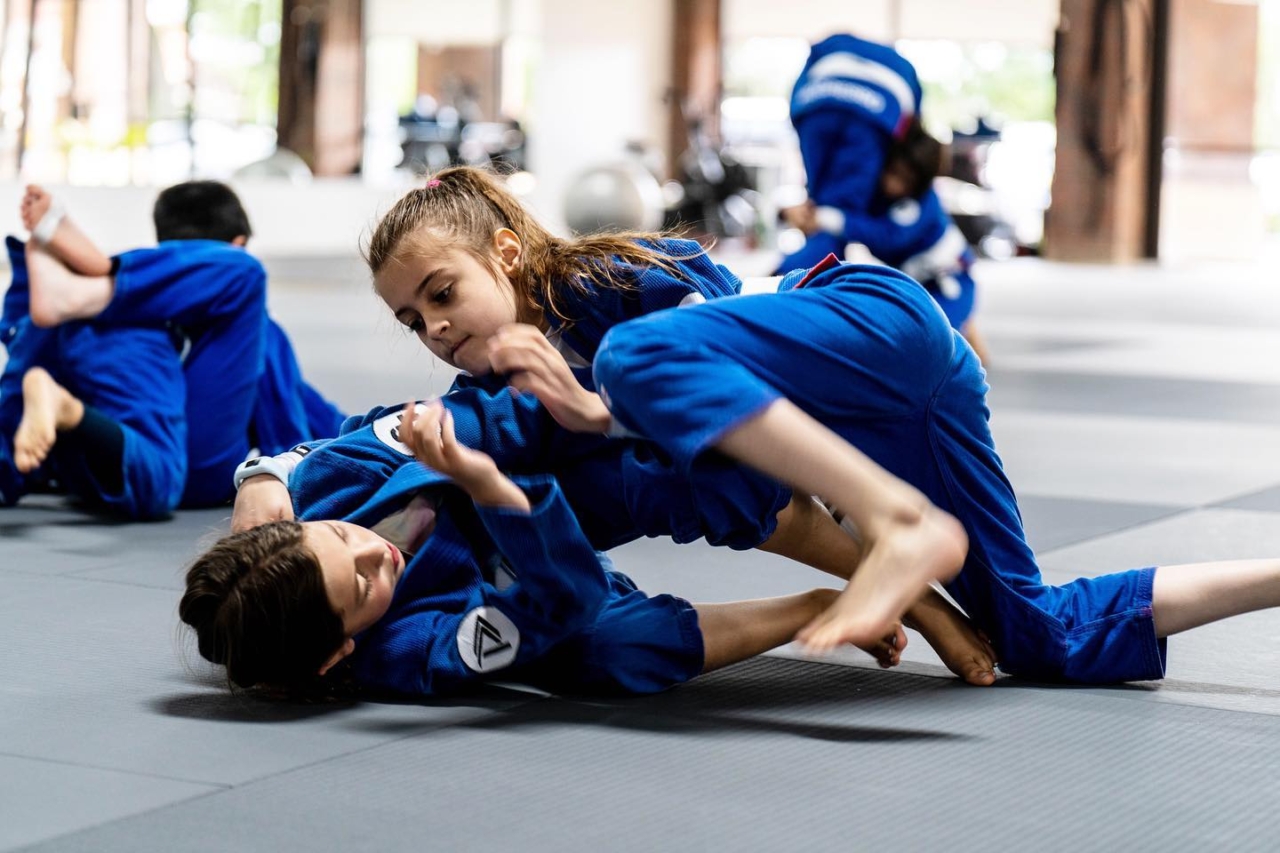 Two young ladies training Brazilian Jiu Jitsu at Progresso Jiu Jitsu