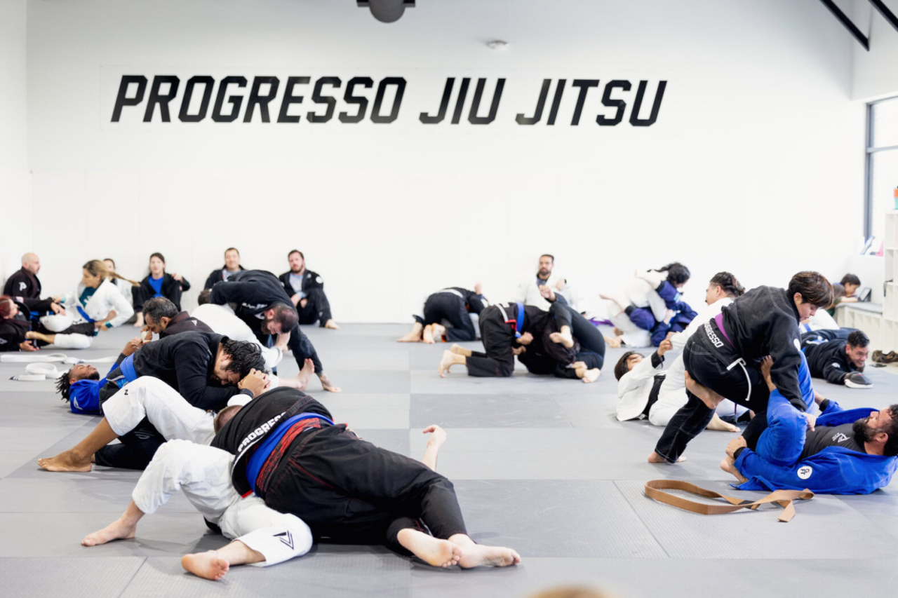 Multiple students grappling on the mat at Progresso Jiu Jitsu Frisco